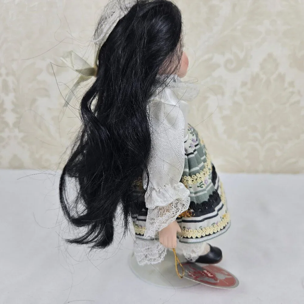 Dolls of the World size color